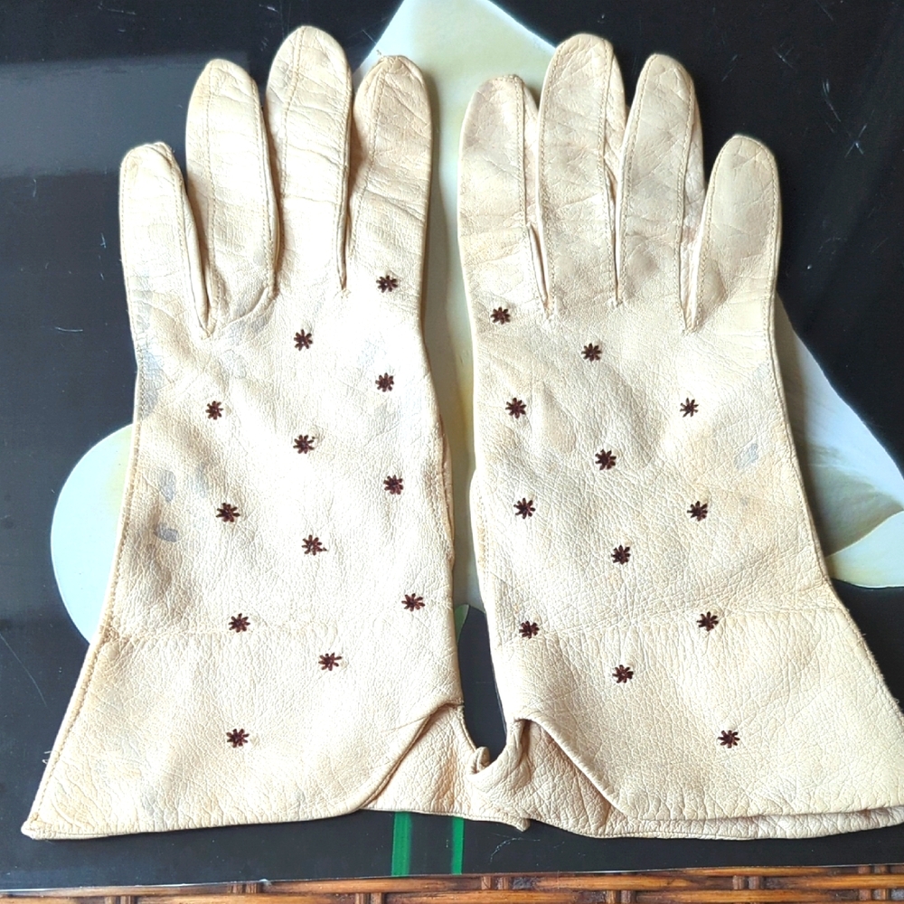 Pretty Cream And Brown Vintage Leather Gloves